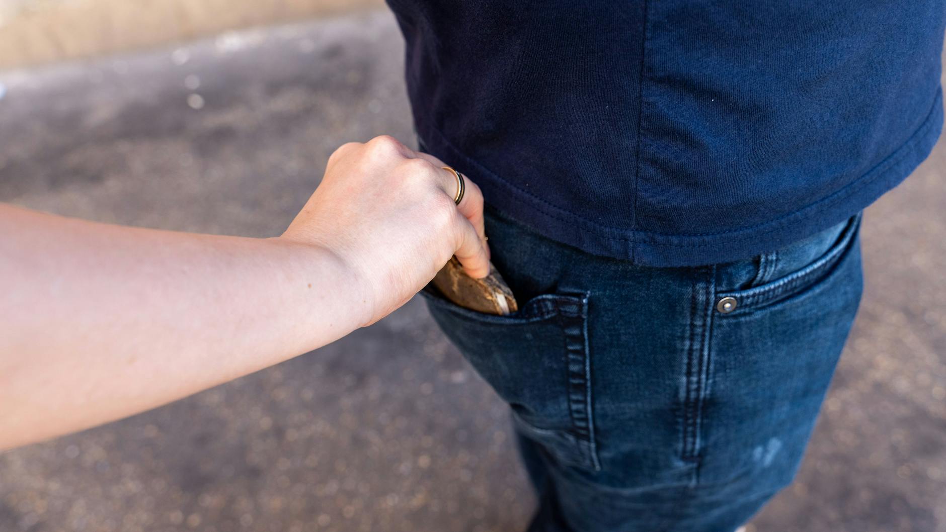 Dass man seine Geldbörse besser nicht in der hinteren Hosentasche aufbewahren sollte, dürften die meisten Herren inzwischen mitbekommen haben. Denn das ist eine Einladung für Taschendiebe.
