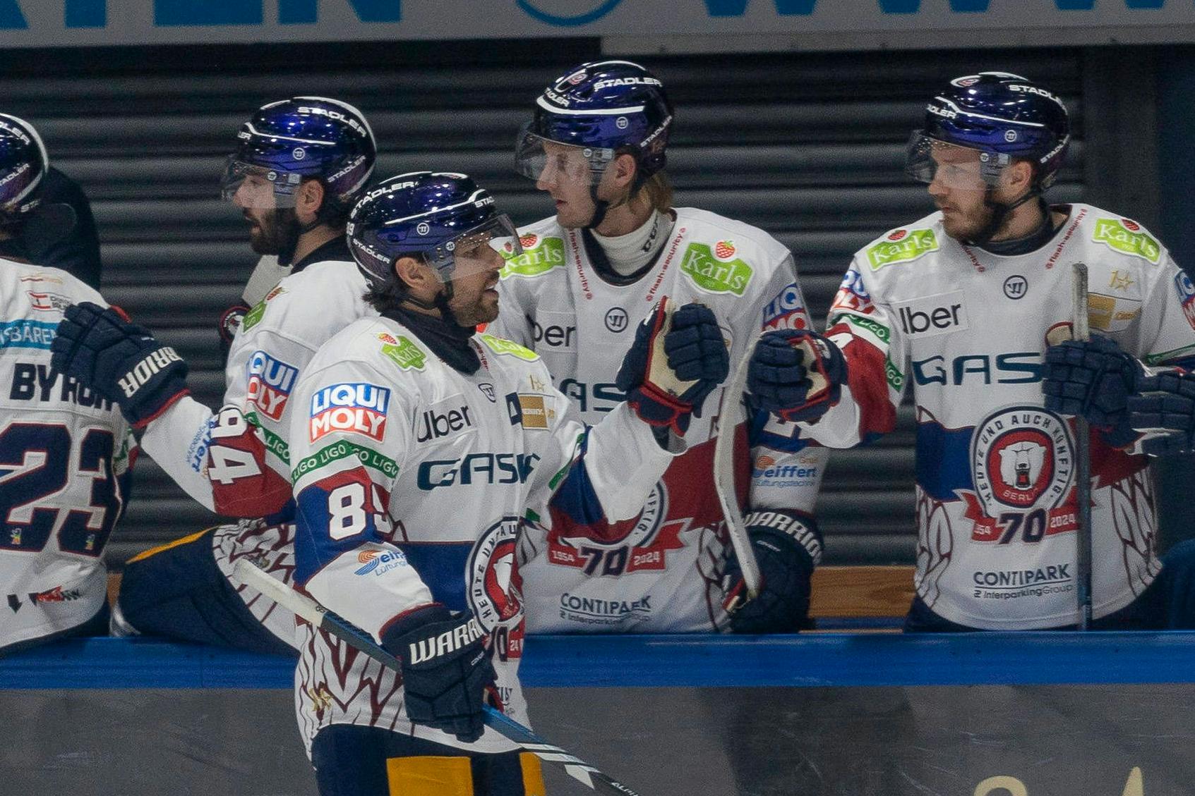 Faust drauf! Eisbären-Torjäger Zach Boychuk lässt sich nach seinem 2:0 bei den Löwen Frankfurt von den Kollegen feiern.