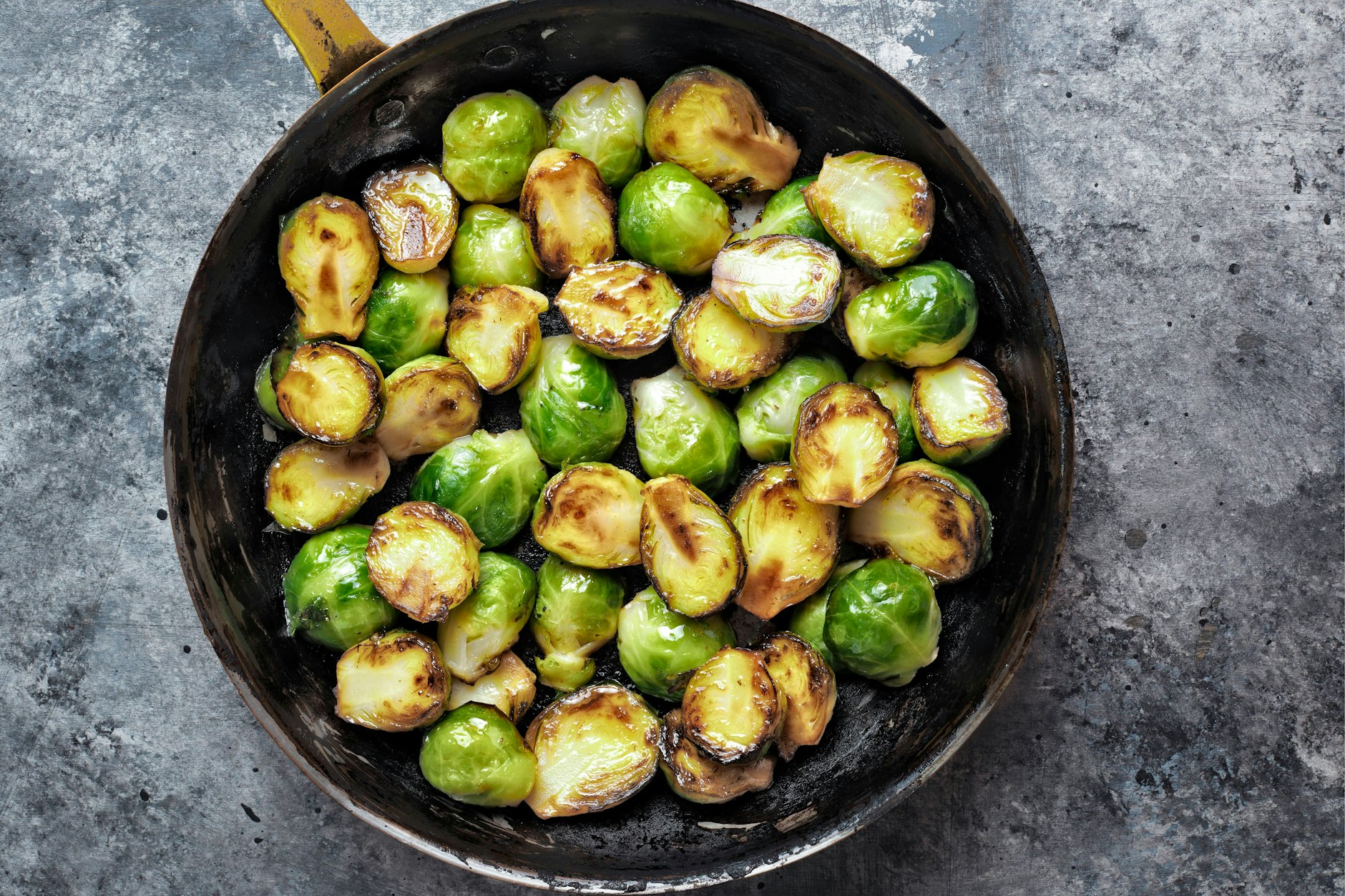 Einfach köstlich! Dieser leckere Rosenkohl mit Knoblauch aus der Pfanne ist deftig und schnell gemacht - mit dem Rezept können Sie sich nach einem anstrengenden Tag belohnen.