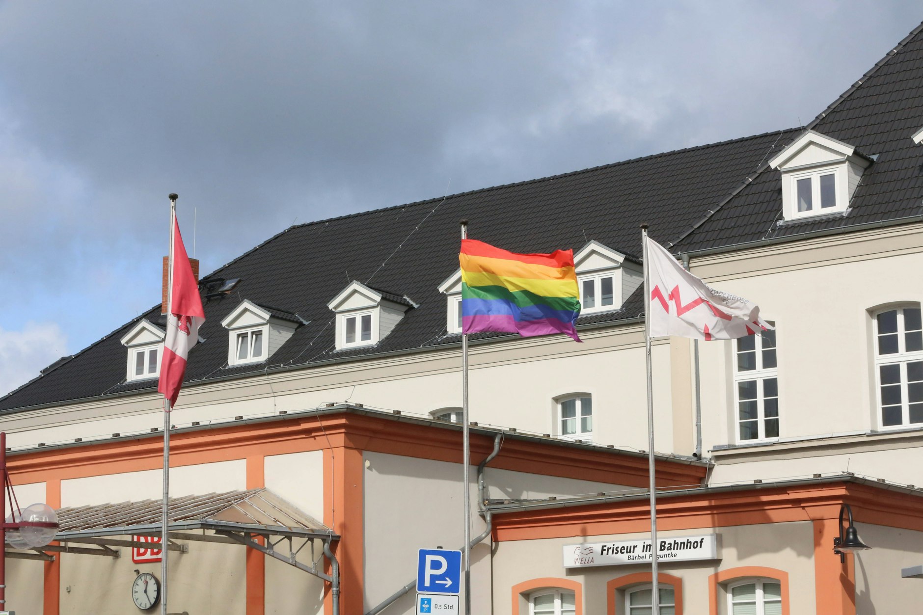 Die Regenbogenfahne vor dem Bahnhofsgebäude in Neubrandenburg: Nun darf sie dort nicht mehr wehen.