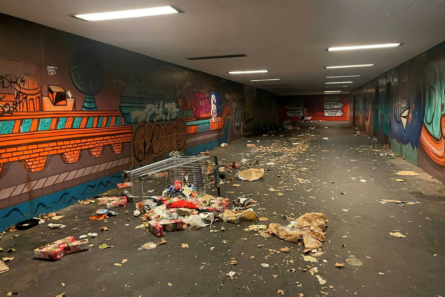 Der Fußgängertunnel an der Leipziger Straße ist voller Müll.