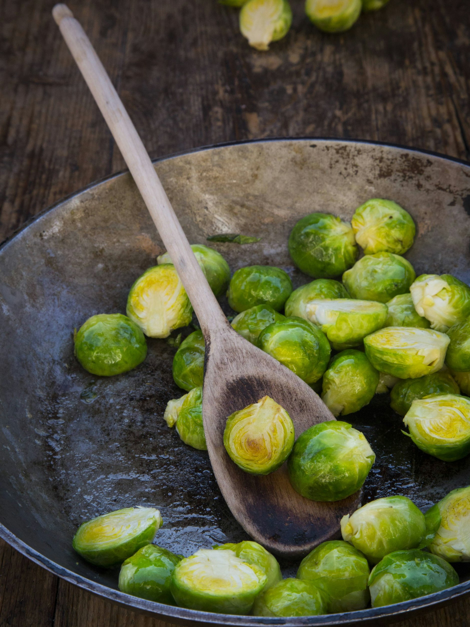 In der Pfanne wird der Rosenkohl lecker angeröstet - und laut Rezept am Ende mit Knoblauch verfeinert. Das gibt dem Gemüse ein besonderes Aroma.
