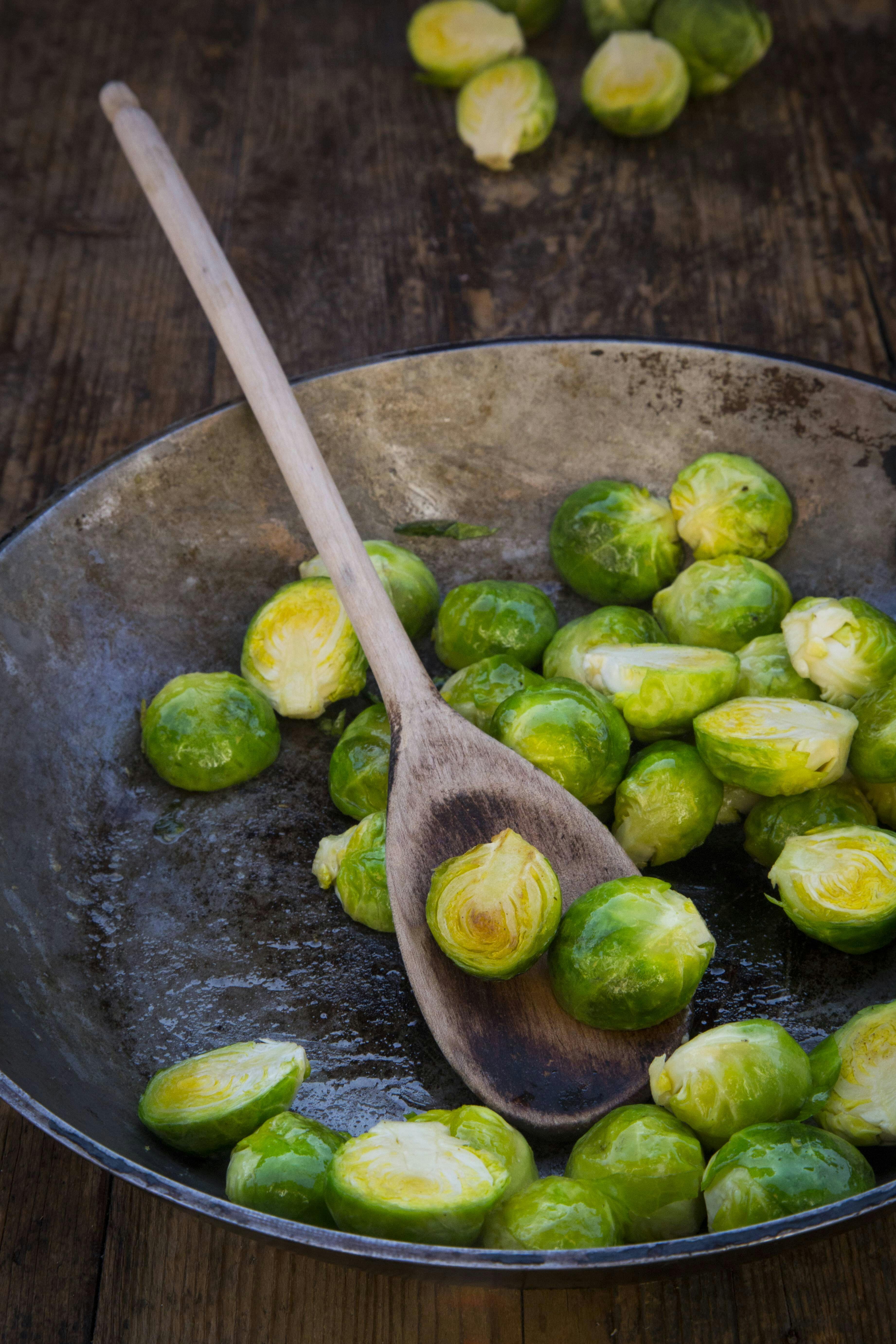 Rosenkohl mit Knoblauch aus der Pfanne: Das Rezept mit vier Zutaten! Rosenkohl mit Knoblauch aus der Pfanne: Das Rezept mit vier Zutaten!