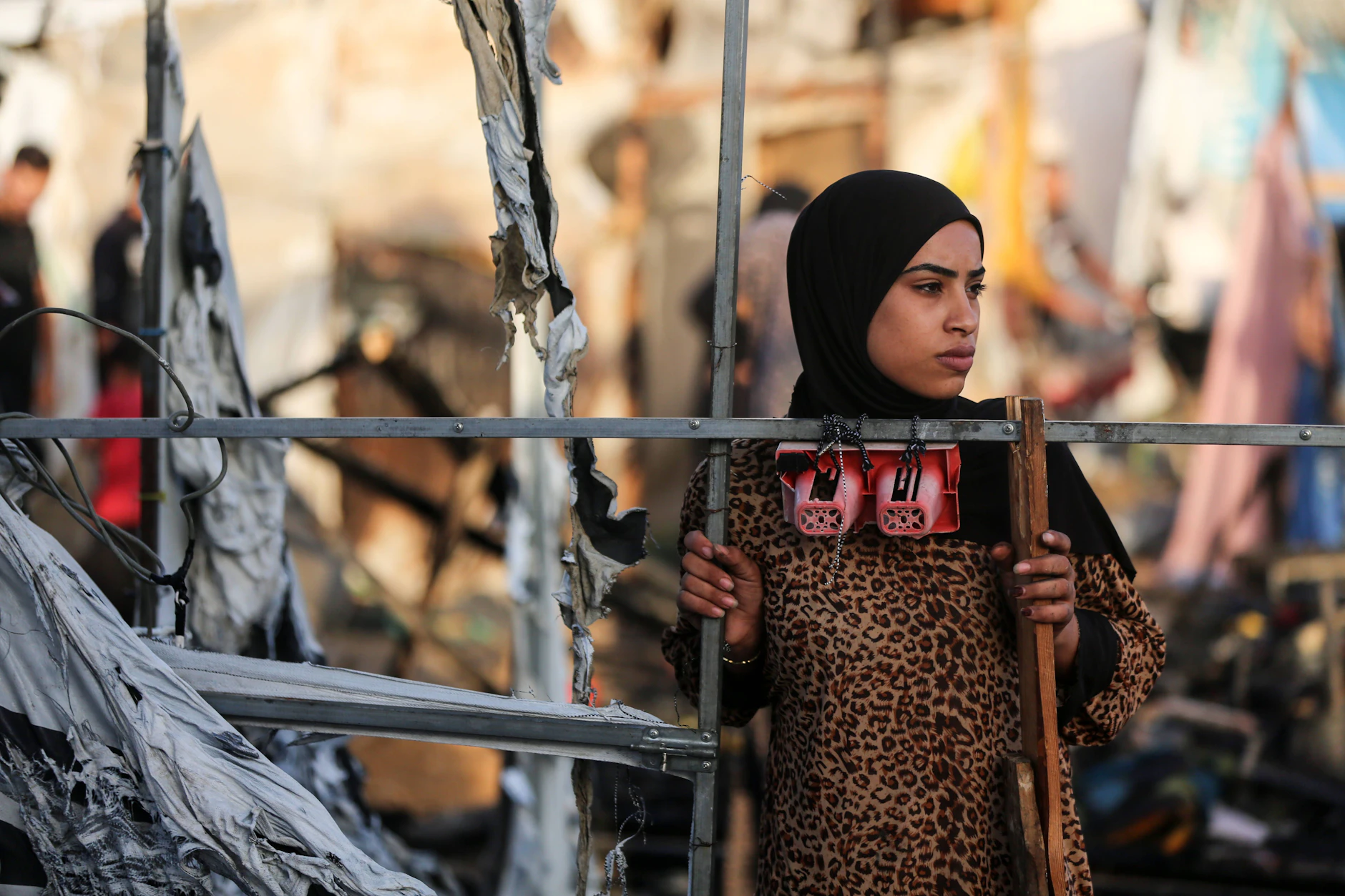 Eine Frau schaut auf die Zerstörung nach einem israelischen Angriff im zentralen Gazastreifen.