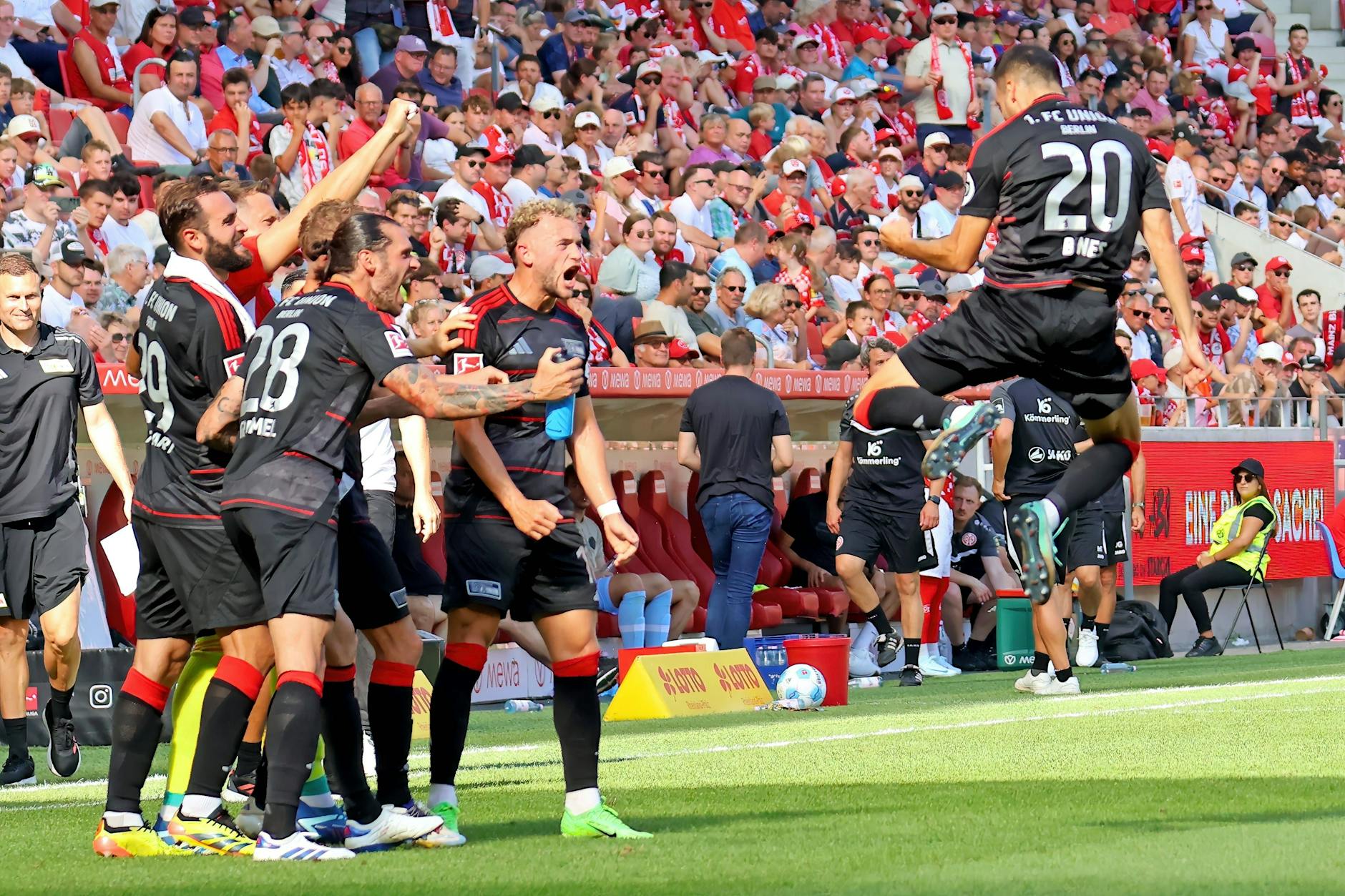 Laszlo Benes (27, r.) traf als Joker in Mainz und sorgt für kollektiven Jubel beim 1. FC Union. 