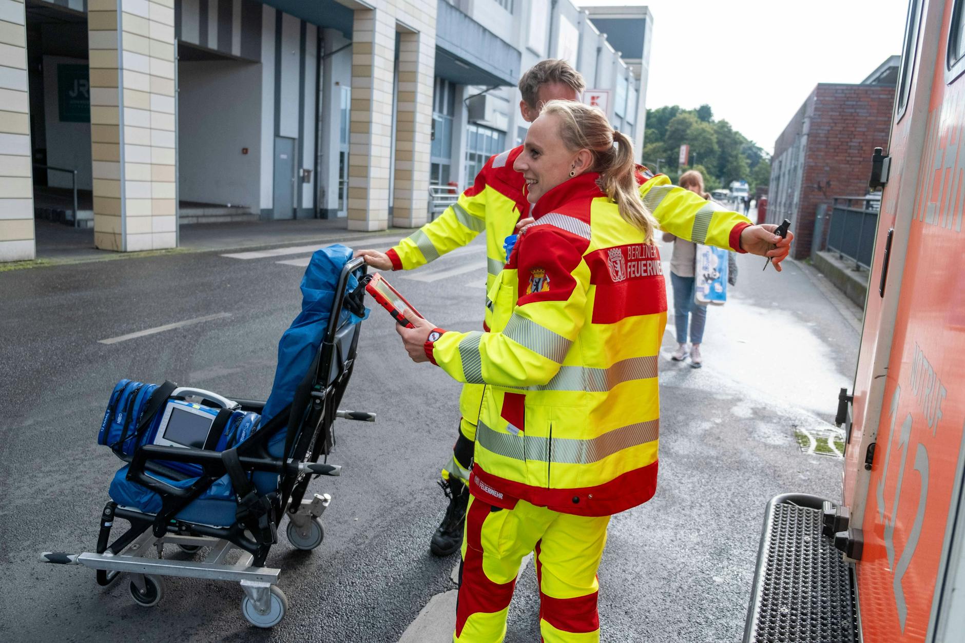 Notfallsanitäter der Berliner Feuerwehr auf dem Weg zu einem Einsatz in Berlin-Wedding.