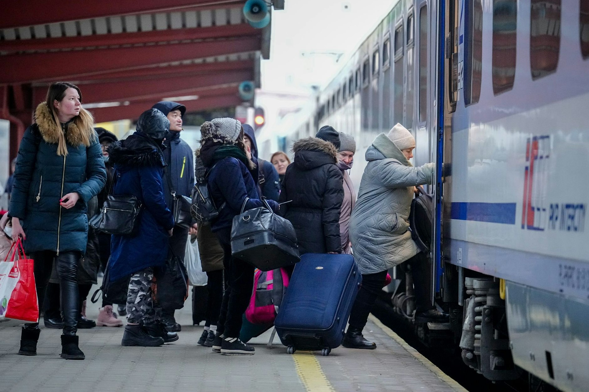 Geflüchtete aus der Ukraine steigen am Bahnhof von Przemysl in der Nähe der ukrainisch-polnischen Grenze in den Zug nach Berlin. 