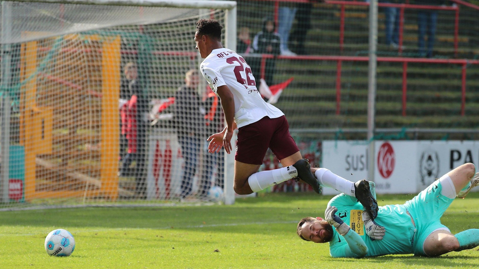 Benny Wüstenhagen hatte den Elfer, den er dann verwandelte, selbst herausgeholt, als er von Lichtenberg-Torwart&nbsp;Domenic Riedel gefoult wurde.