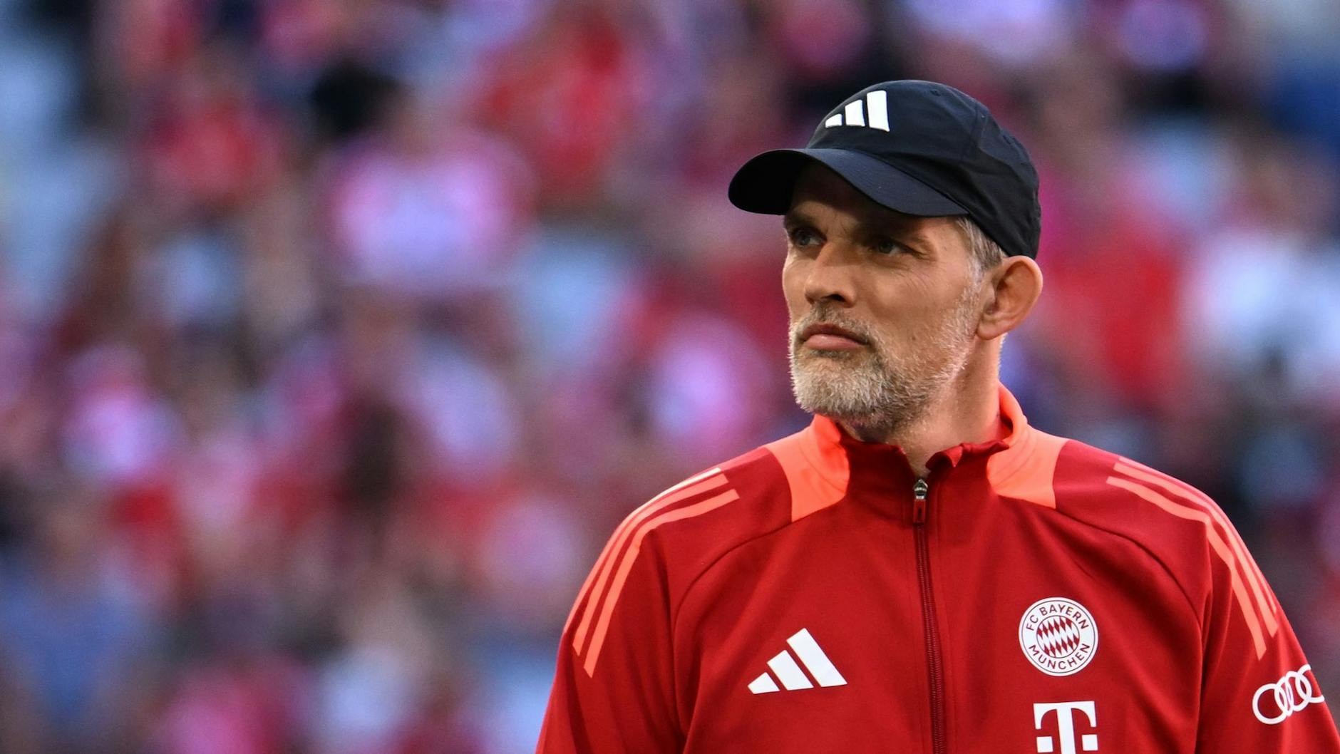 Zum Ende der Saison trennte sich der FC Bayern von Trainer Thomas Tuchel. Nun heuert der 51-Jährige laut einem Bericht bei England an.