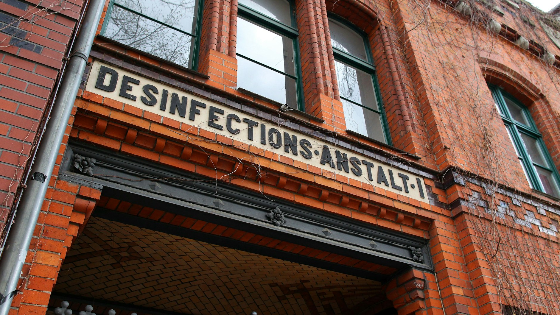 1886 öffnete in Berlin eine Anstalt, die Kleider, Matratzen, Bettwäsche von Kranken aus ganz Berlin desinfizierte, um Krankheiten wie Typhus, Cholera, Pocken, Ruhr und Diphtherie einzudämmen. 1987 wurde der Betrieb eingestellt.