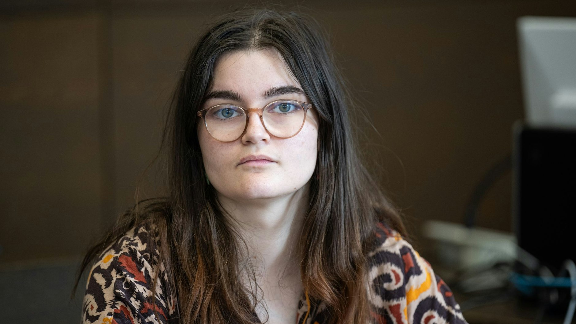 Lilli Gomez wartet auf den Beginn ihres Prozesses im Amtsgericht Tiergarten.
