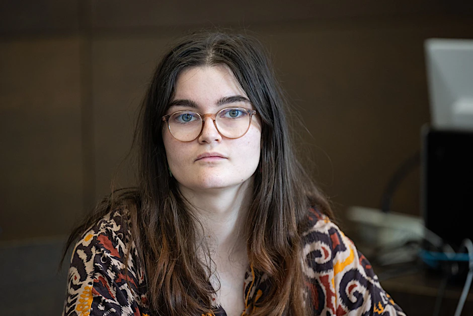 Lilli Gomez wartet auf den Beginn des Prozesses im Amtsgericht Tiergarten.