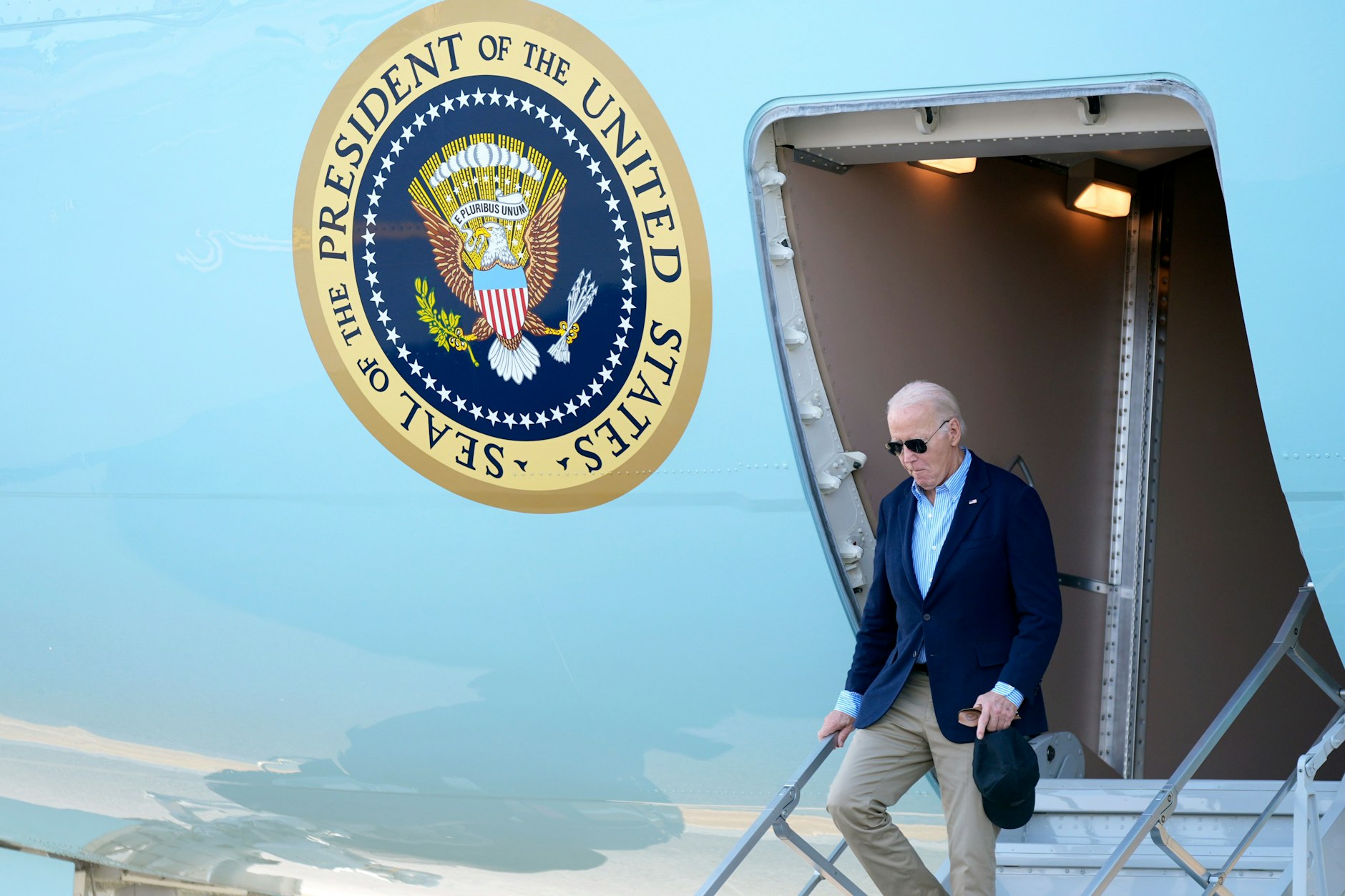 Joe Biden steigt aus der Präsidentenmaschine. 