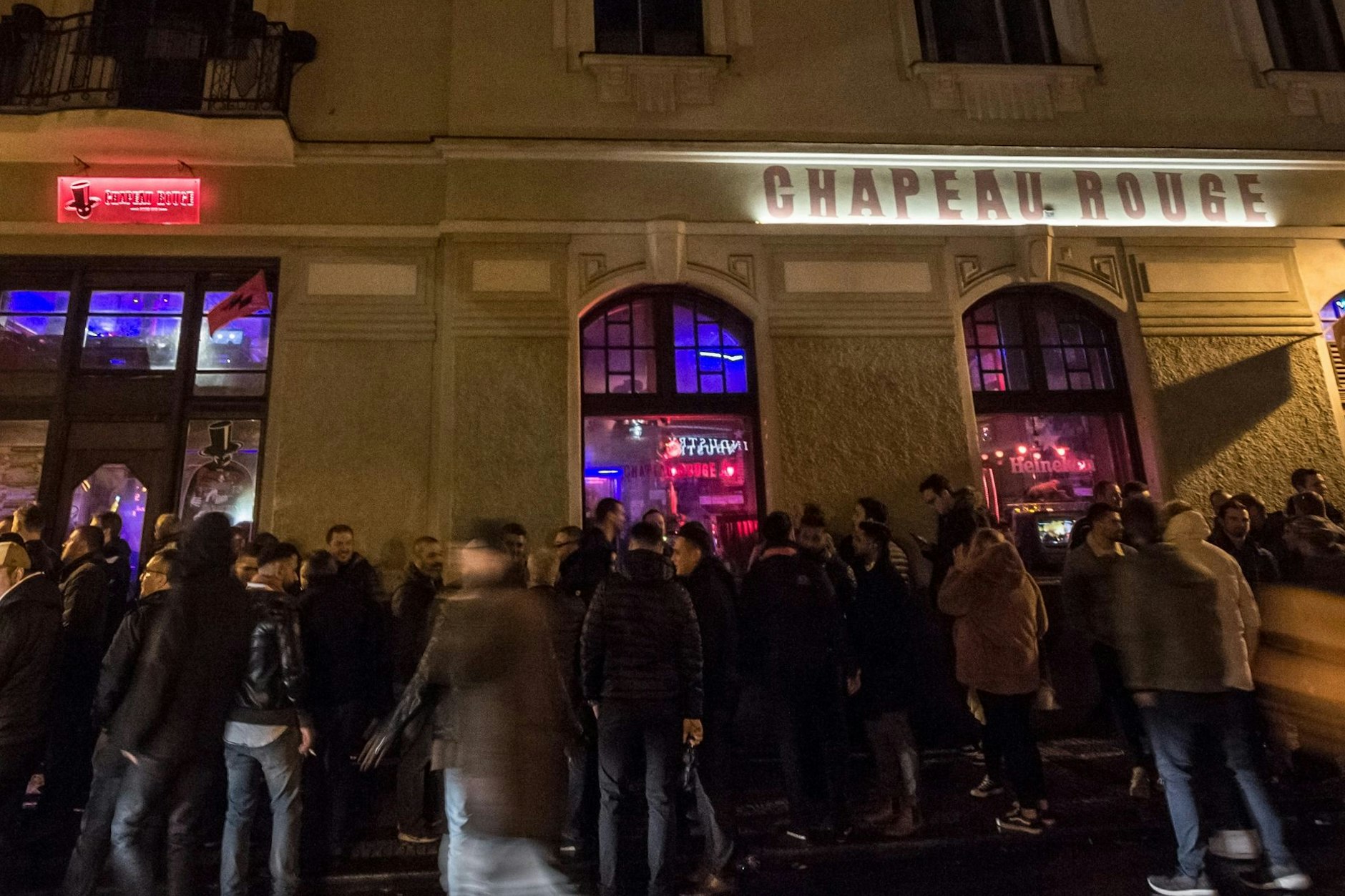 Feiernde vor einer Kneipe in Prag: In Tschechiens Hauptstadt gab es immer wieder Ärger mit Kneipentouren, bei den Touristen über die Stränge schlugen.