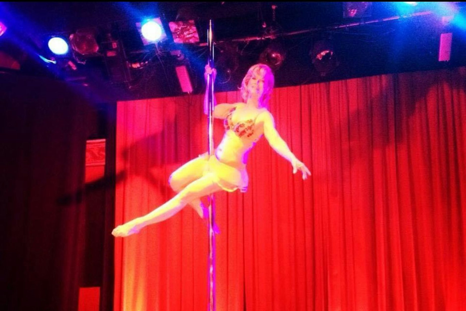 Die 71-jährige Mary Serritella bei einem Auftritt in einem Club in Los Angeles.