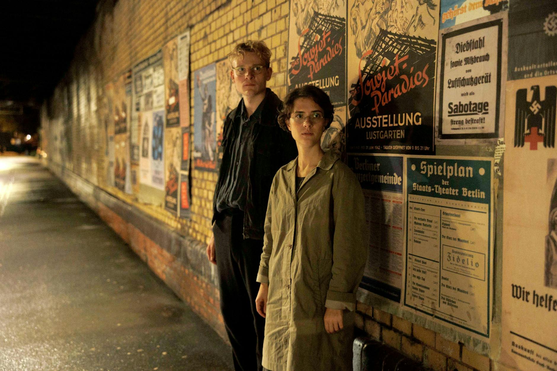 Johannes Hegemann als Hans Coppi und Liv Lisa Fries als Hilde Coppi. 