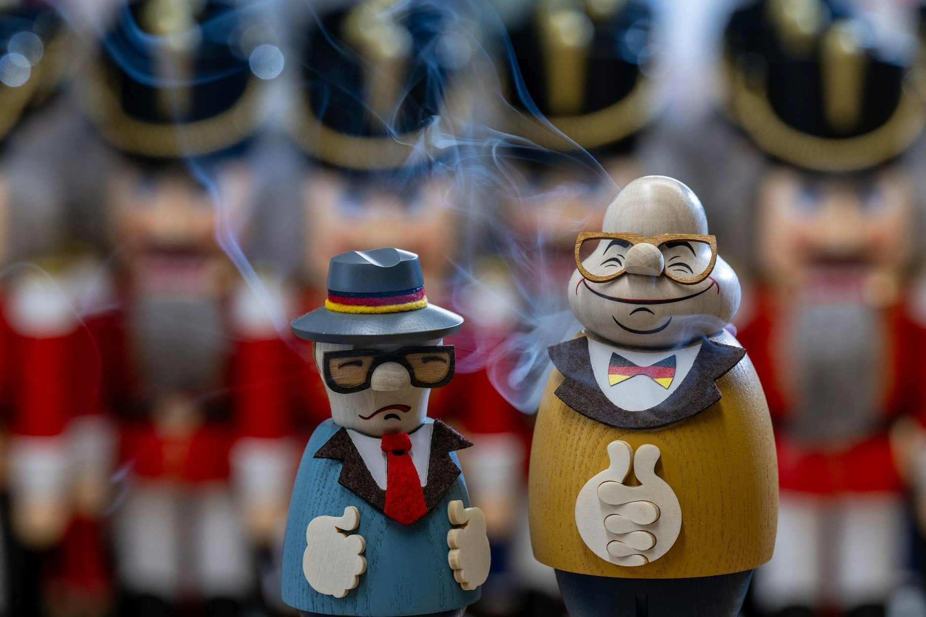 In der neuen Kollektion des Kunsthandwerkbetriebs Seiffener Volkskunst ragen Erich Honecker und sein westdeutscher Widersacher Helmut Kohl als Räuchermänner heraus. 