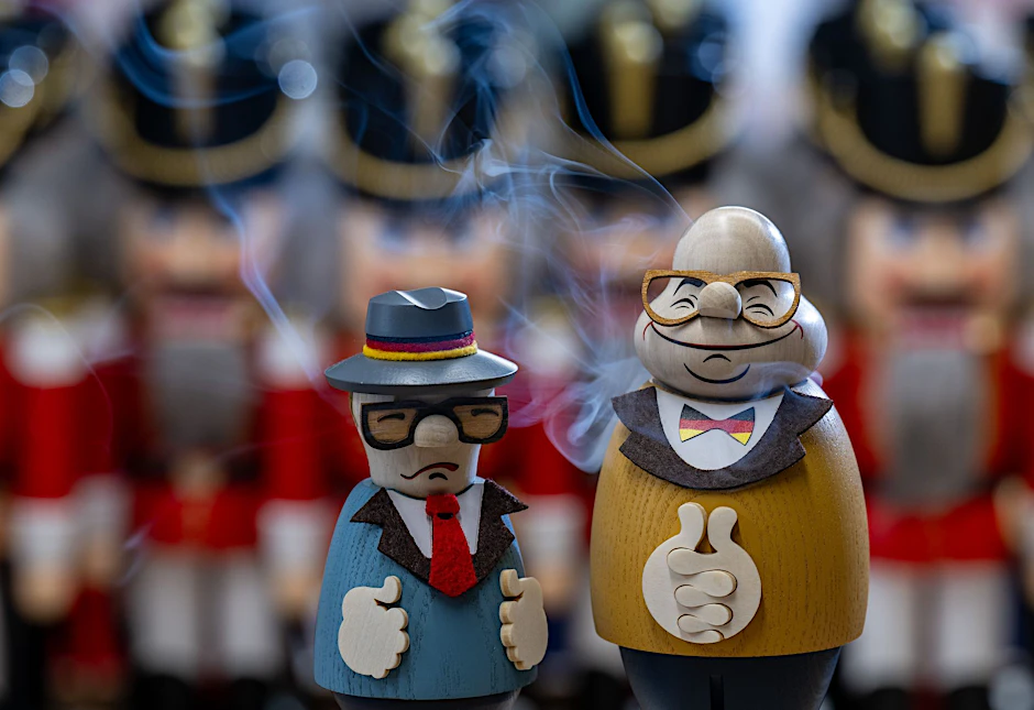 In der neuen Kollektion des Kunsthandwerkbetriebs Seiffener Volkskunst ragen Erich Honecker und sein westdeutscher Widersacher Helmut Kohl als Räuchermänner heraus.&nbsp;