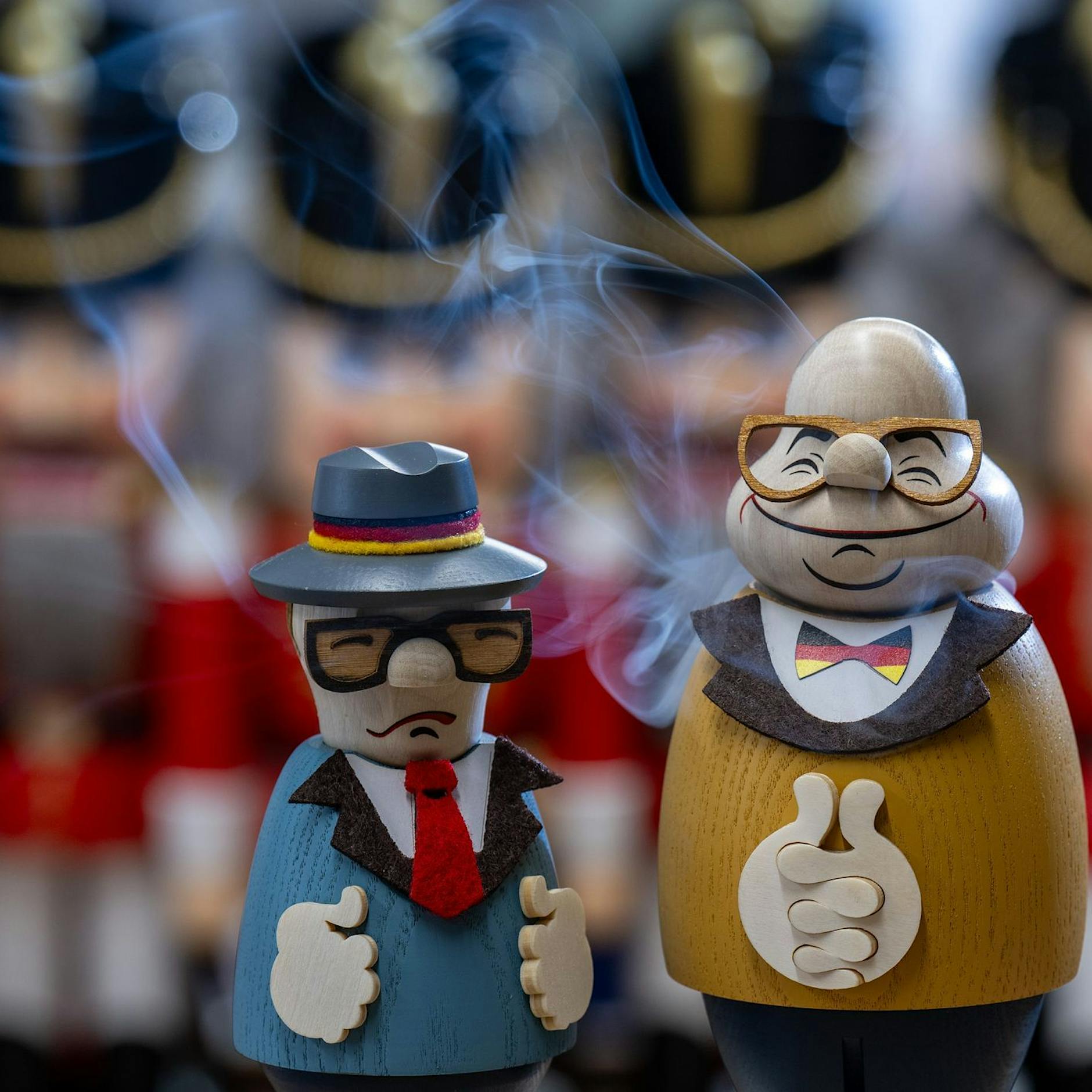 DDR unterm Weihnachtsbaum: Honecker als Räuchermännchen