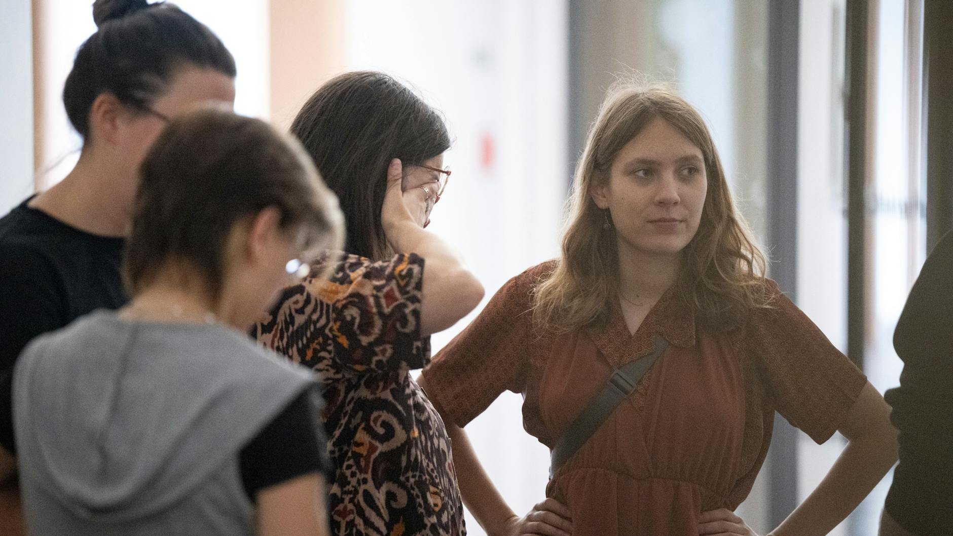 Klimakleberin Lilli Gomez (2.v.r.) mit anderen Klimaaktivistinnen vor dem Amtsgericht in Berlin.