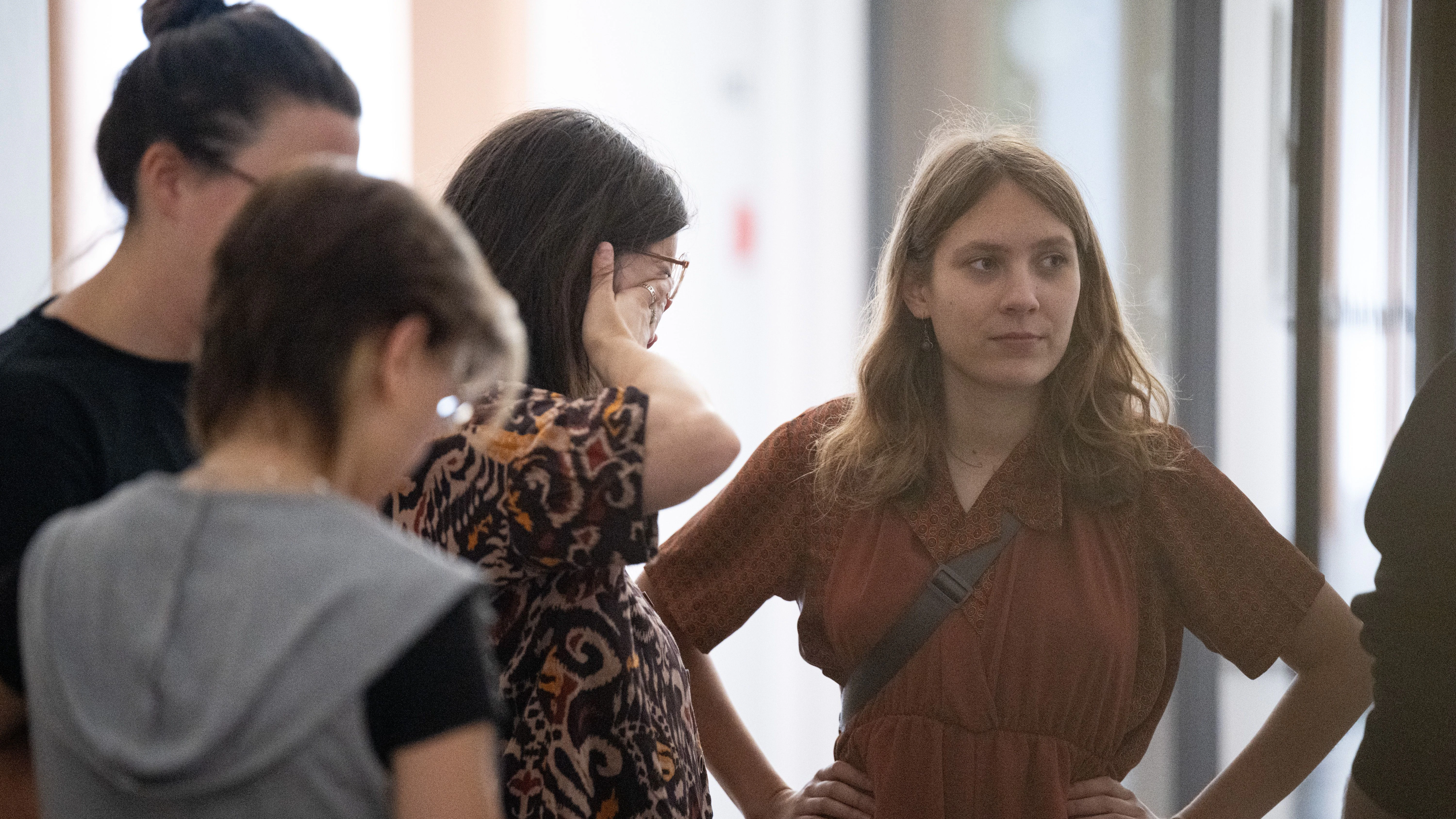 Klimakleberin Lilli Gomez (2.v.r.) mit anderen Klimaaktivistinnen vor dem Amtsgericht in Berlin.