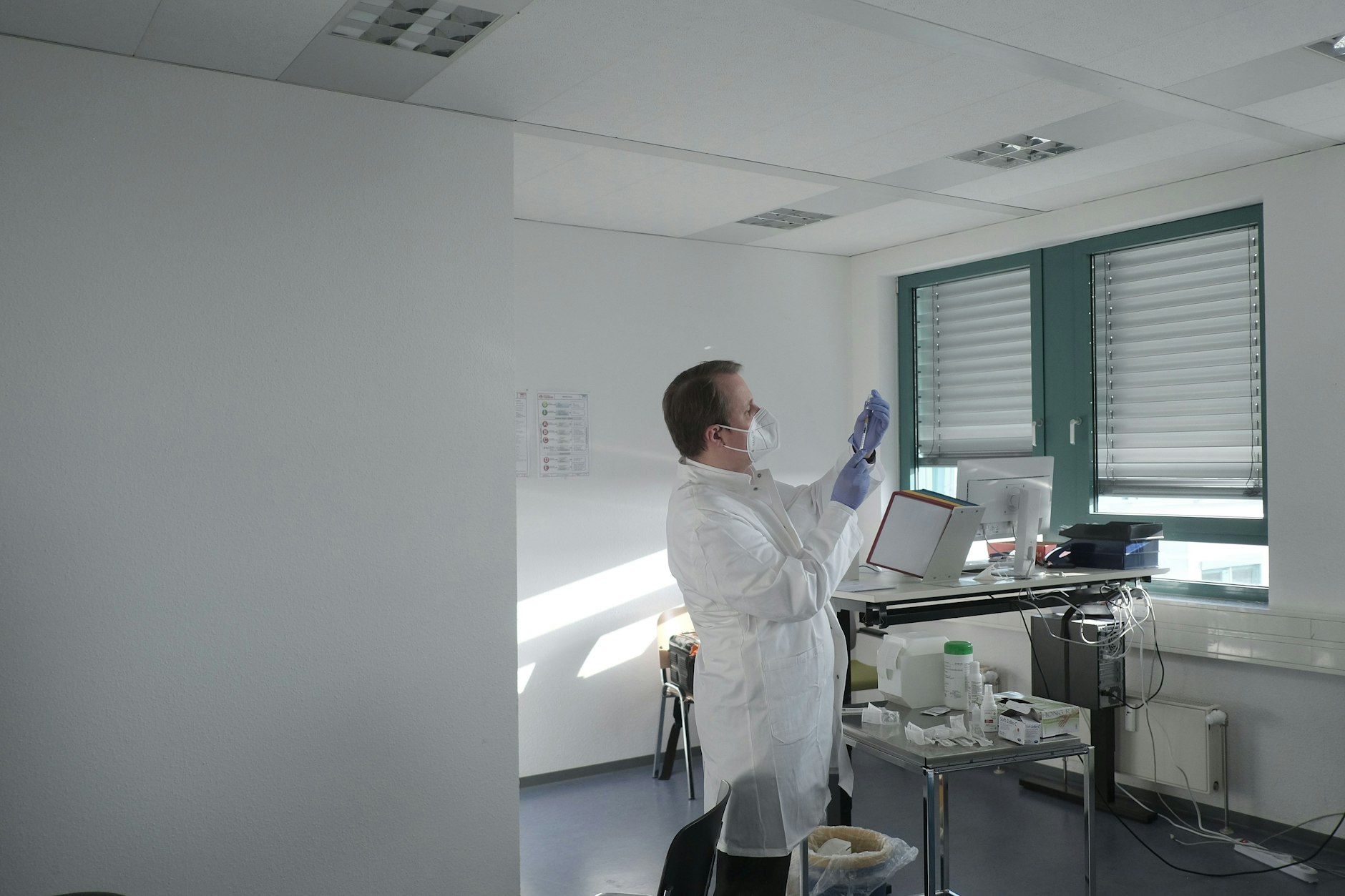 Lukas Murajda, Amtsarzt von Berlin-Mitte, während einer Booster-Impfung gegen Covid-19 in Berlin.