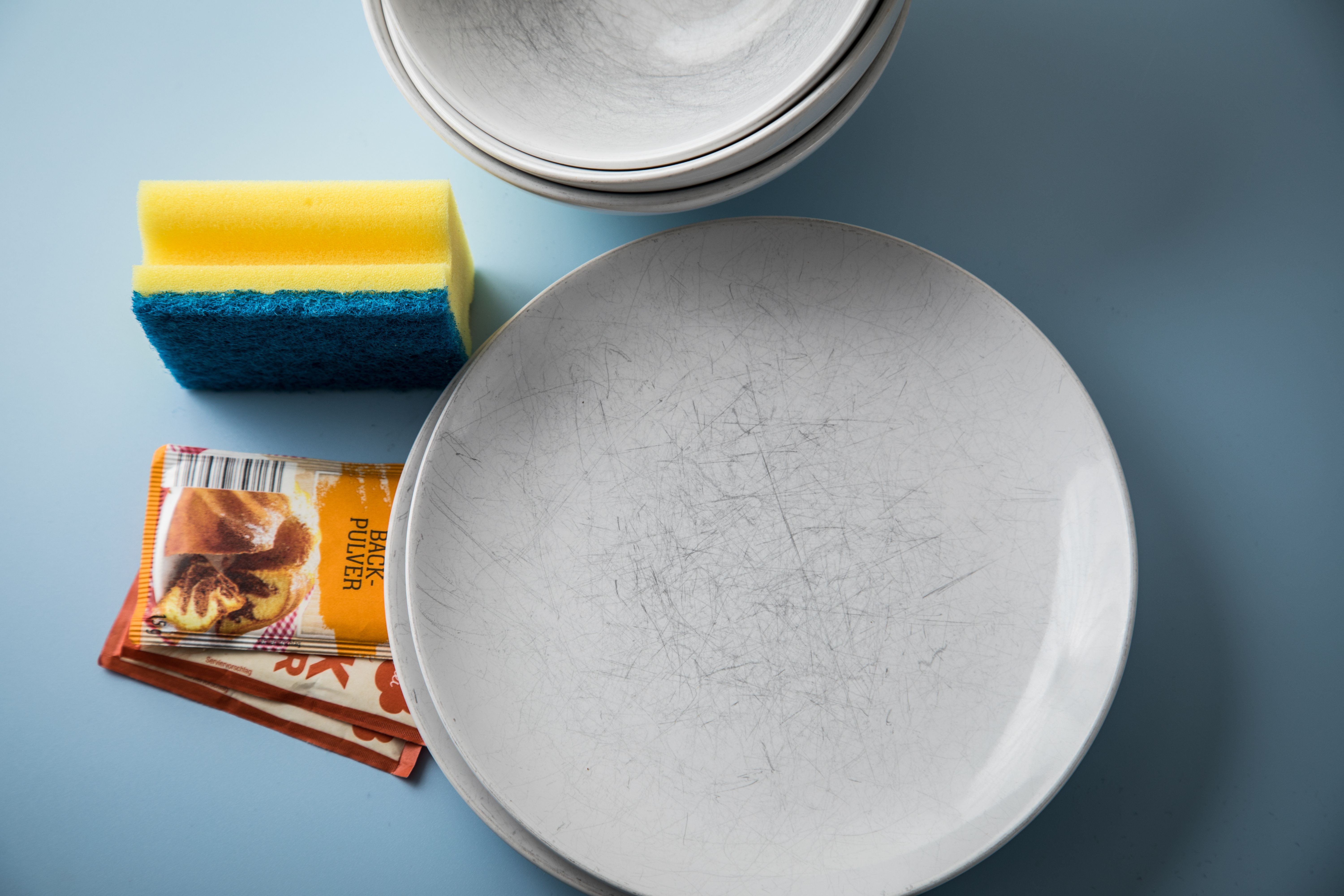Kratzer auf hellen Tellern, hilft Backpulver? Die besten Tipps