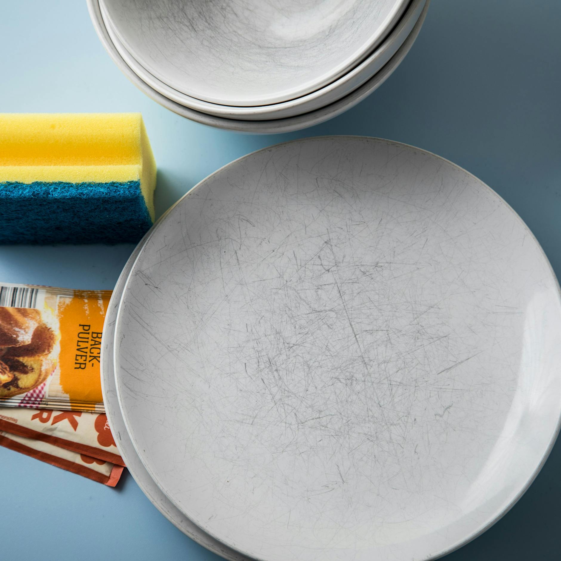 Kratzer auf hellen Tellern, hilft Backpulver? Die besten Tipps