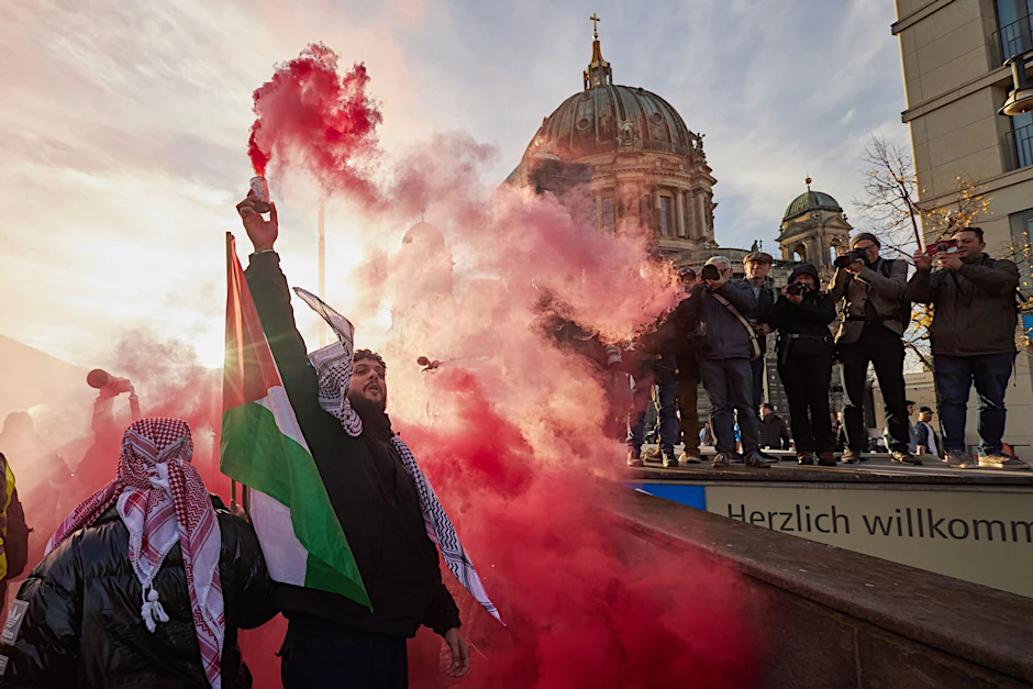 Teilnehmer einer Pro-Palästina-Kundgebung in Berlin