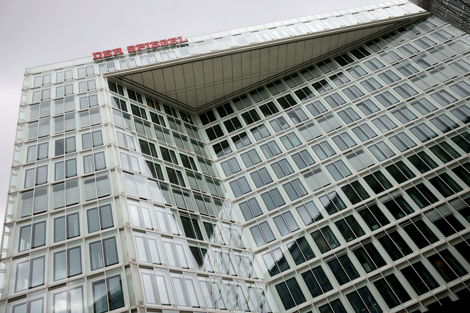 Das Verlagsgebäude des Spiegel-Verlags mit dem Schriftzug „Der Spiegel“ an der Ericusspitze am Rande der Hafencity