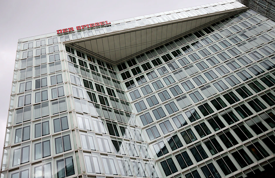 Das Verlagsgebäude des Spiegel-Verlags mit dem Schriftzug „Der Spiegel“ an der Ericusspitze am Rande der Hafencity