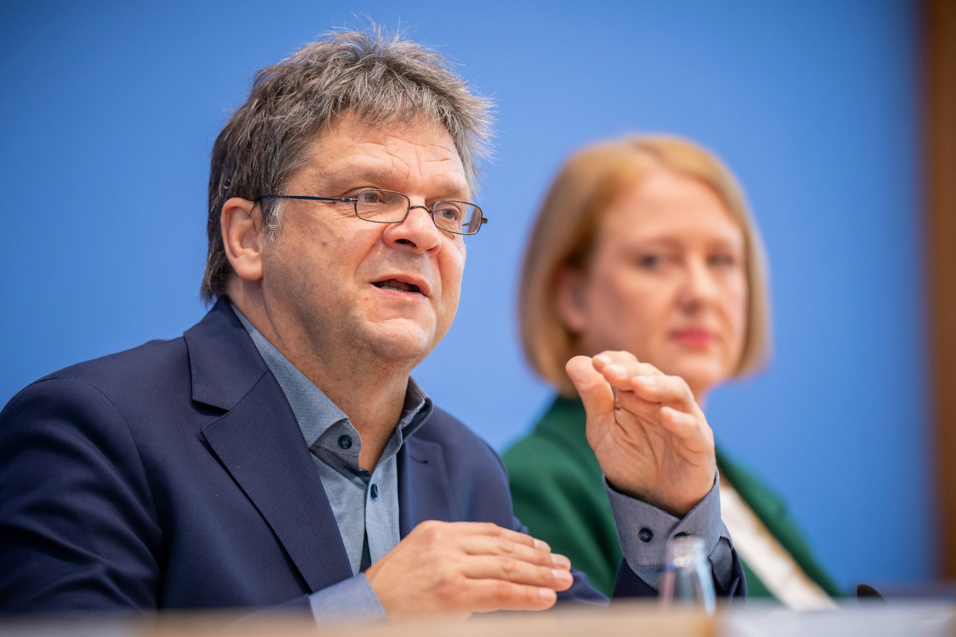 Mathias Albert (l.), Leiter der Shell-Jugendstudie 2024, am Dienstag mit Lisa Paus (Bündnis 90/Die Grünen), Bundesministerin für Familie, Senioren, Frauen und Jugend