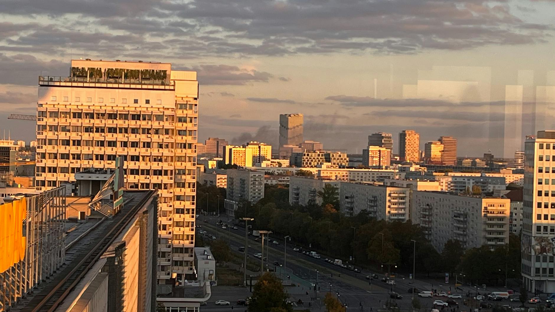 Die Rauchwolke ist auch noch vom Alexanderplatz aus zu sehen.