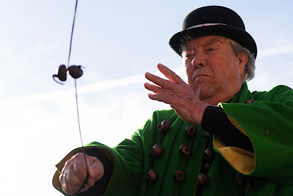 Gewinner „King Conker“ David Jakins (82) war der Erfolgreichste im Kastanienzerschlagen und gewann die „World Conker Championships“. Mit unlauteren Mitteln?