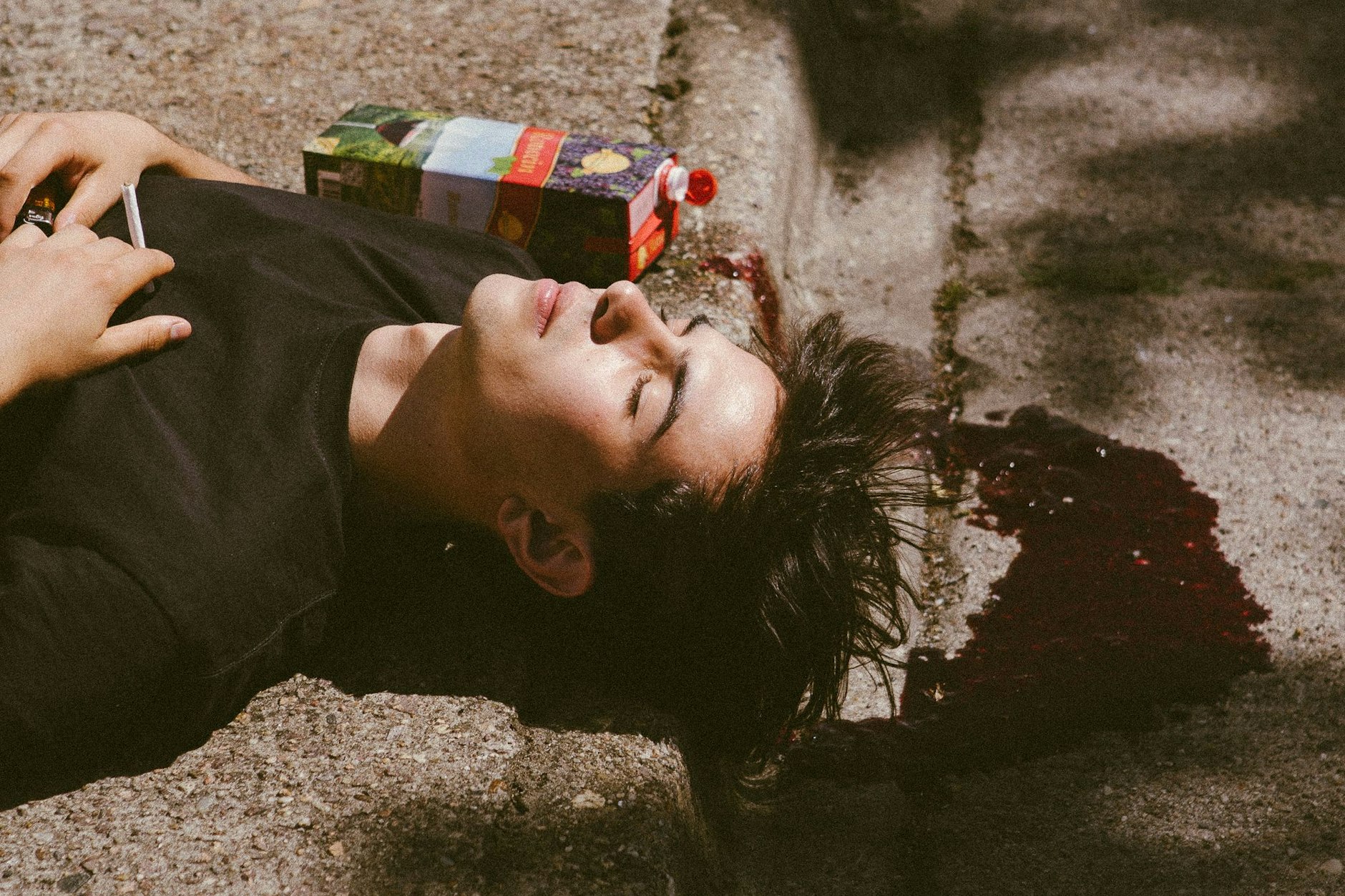 Blut? Nein, nur Traubensaft-Betäubungsmittel, mutmaßlich mit Alkohol: Jassin auf der Straße