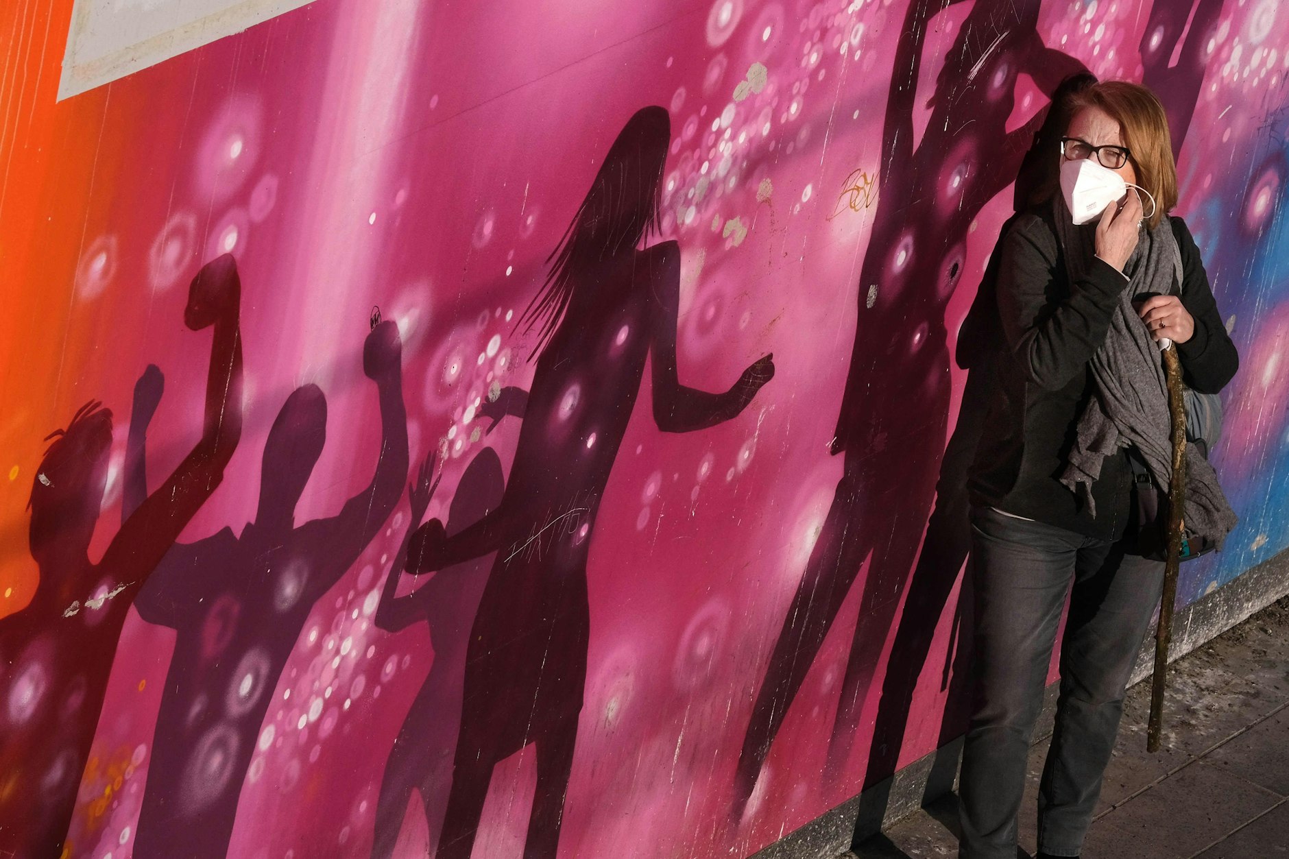 Eine Frau mit Corona-Maske im Jahr 2021.