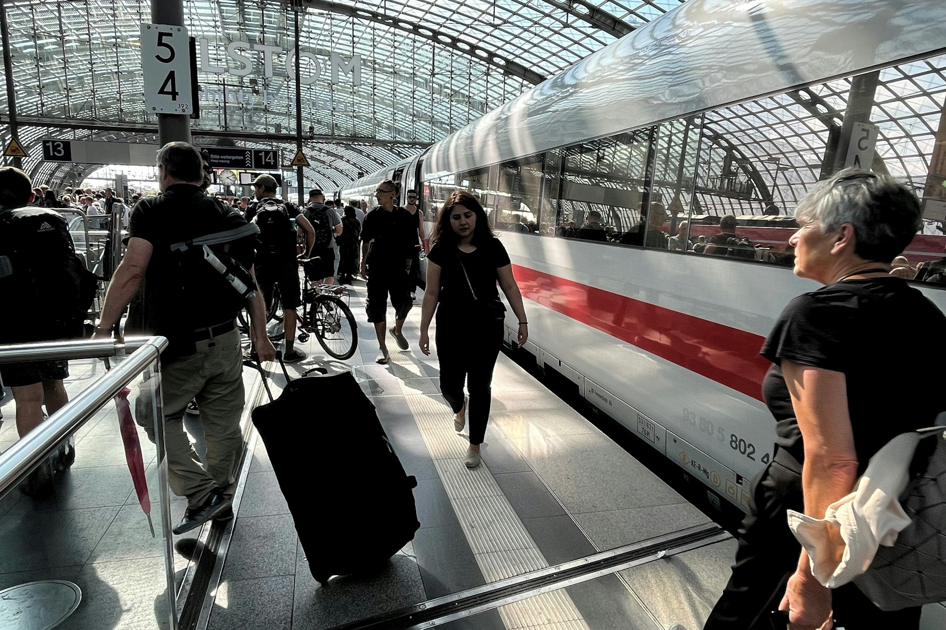 Am Berliner Hauptbahnhof hält ein Intercity-Express (ICE) auf Gleis 14. In diesem Bereich ist der nutzbare Teil des Bahnsteigs gerade einmal rund zwei Meter breit.