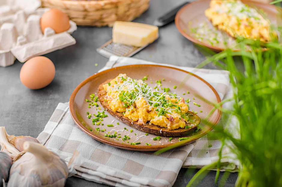 Affenfett erinnert etwas an Rührei, ist aber viel leckerer - und auf Brot ein Hochgenuss! Das einfache Rezept aus der DDR ist perfekt für Ihr Abendbrot.