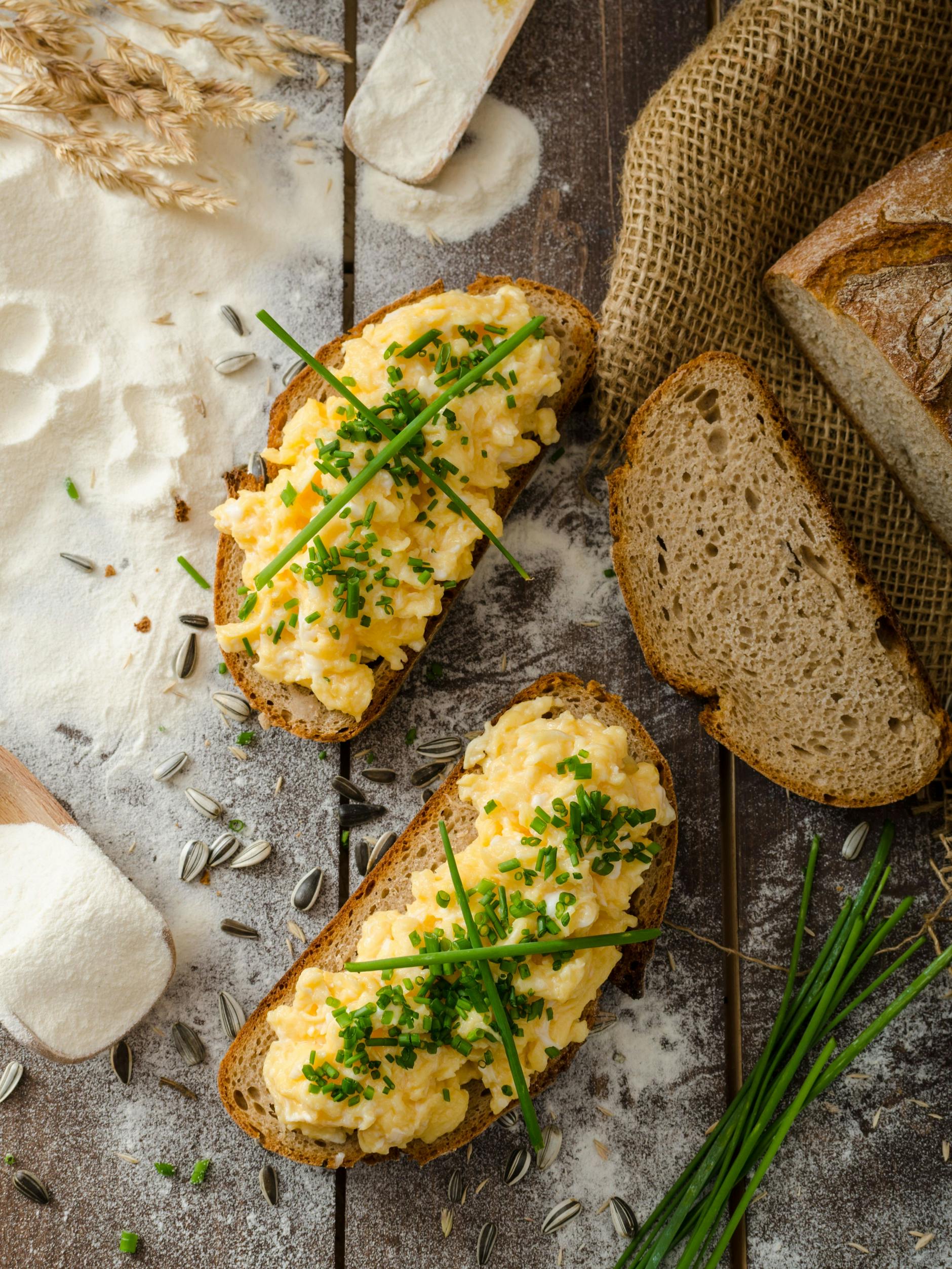 Am besten schmeckt Affenfett auf Brot und mit frischem Schnittlauch. Lassen Sie sich den Aufstrich nach einem Rezept aus der DDR schmecken!