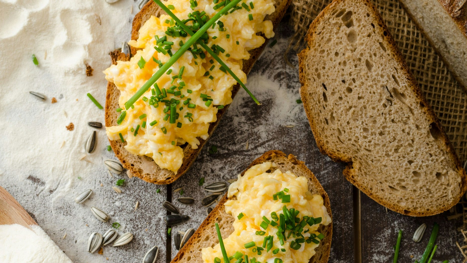 Am besten schmeckt Affenfett auf Brot und mit frischem Schnittlauch. Lassen Sie sich den Aufstrich nach einem Rezept aus der DDR schmecken!