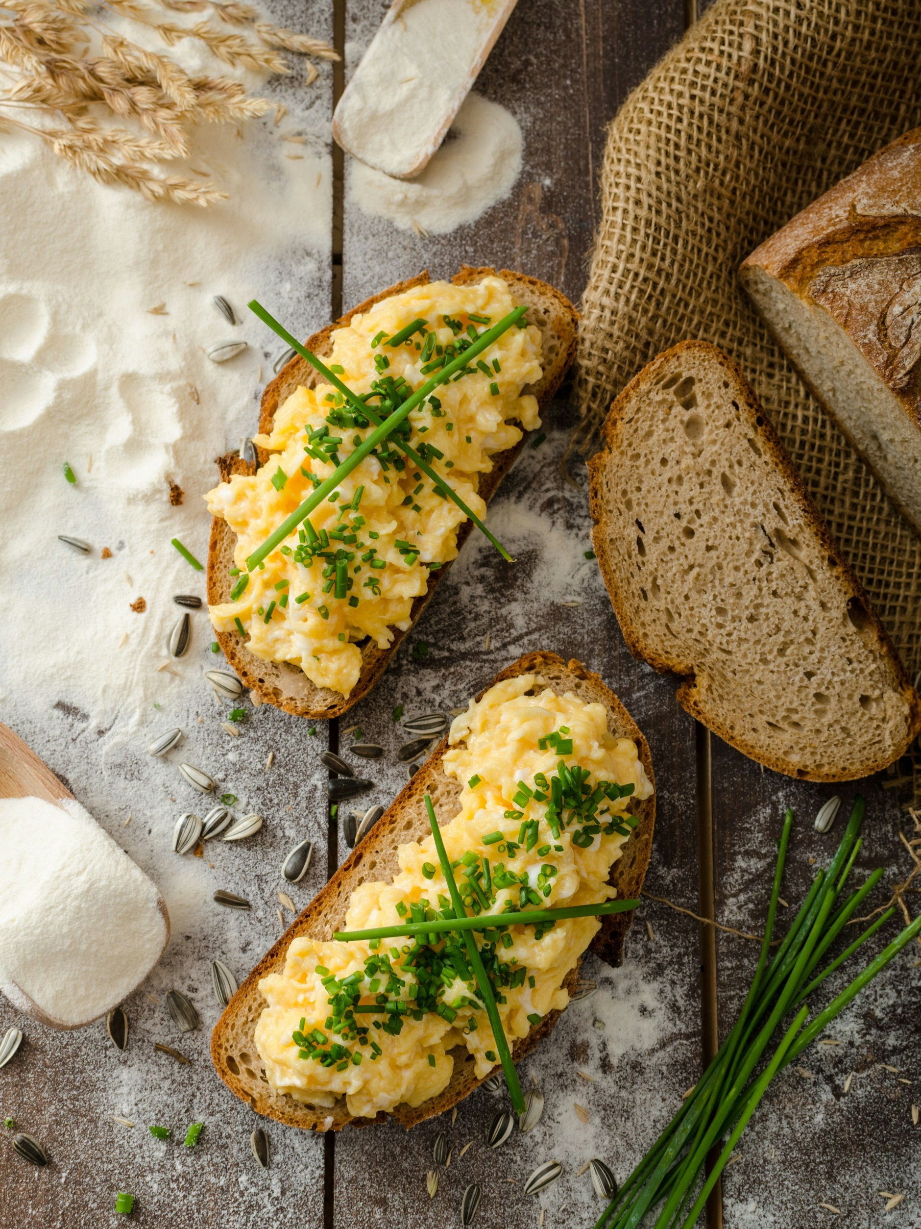 Am besten schmeckt Affenfett auf Brot und mit frischem Schnittlauch. Lassen Sie sich den Aufstrich nach einem Rezept aus der DDR schmecken!