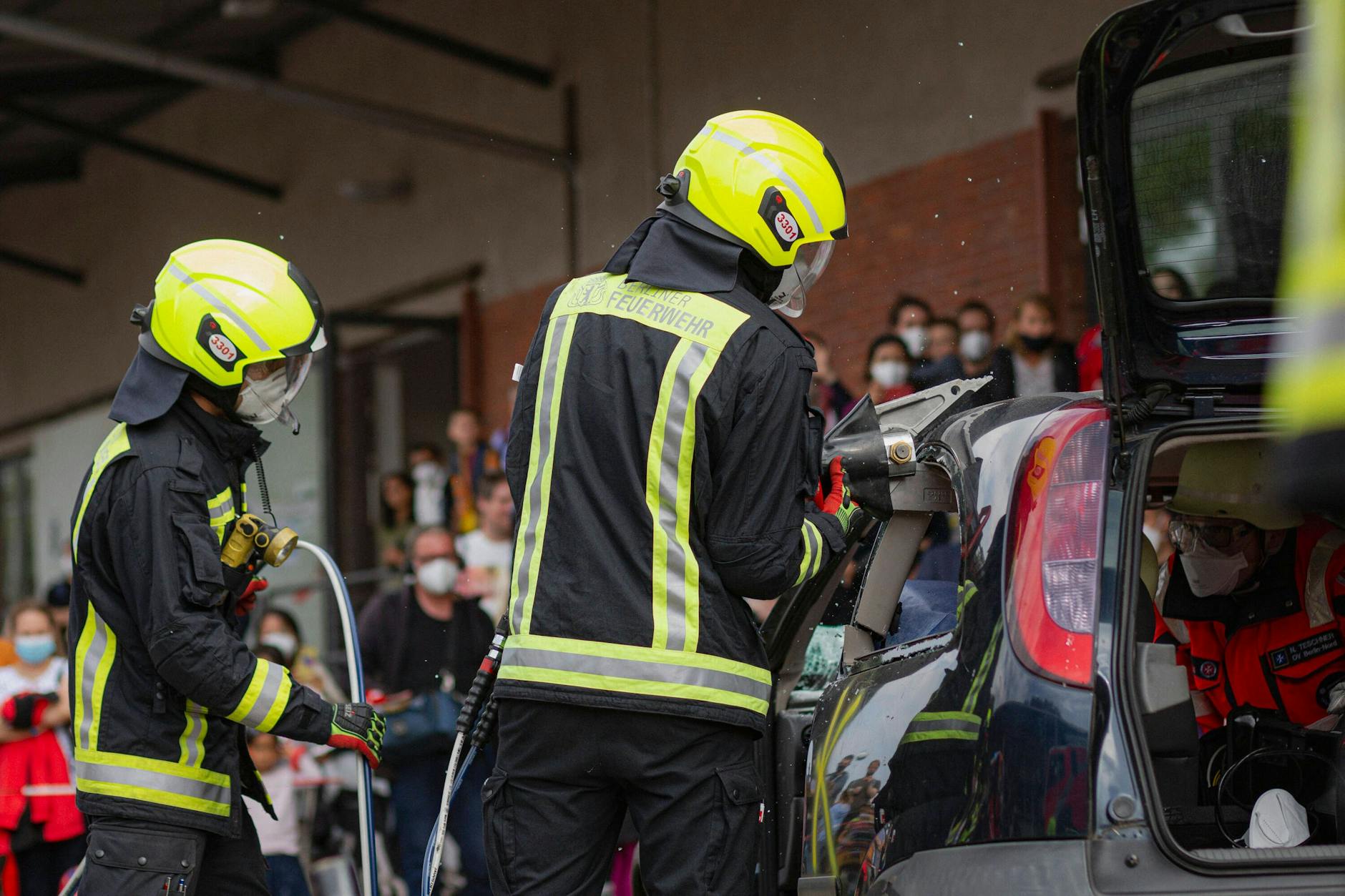 In Lichtenberg übt die Freiwillige Feuerwehr an alten Autos.