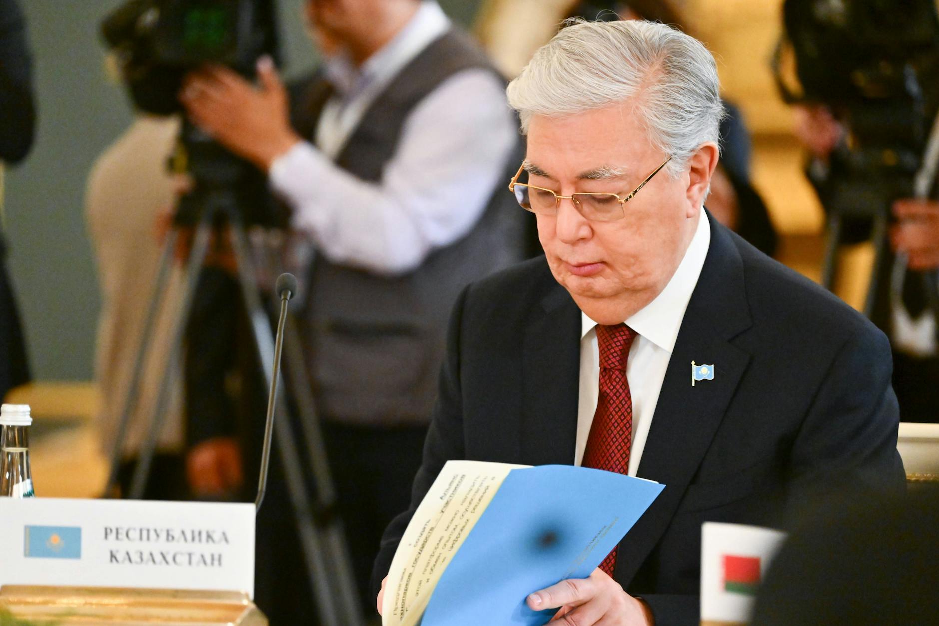 Kasachstans Präsident Kassym-Schomart Tokajew während eines GUS-Treffens im Großen Kremlpalast. Einen Brics-Beitritt Kasachstans wird es jedoch vorerst nicht geben.