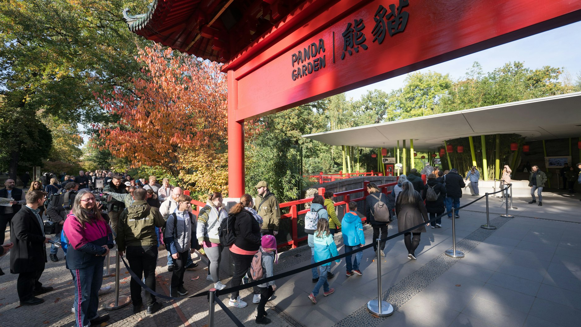 Große Warteschlange im Berliner Zoo: Etwa 700 Menschen schafften es, die Mini-Panda-Show zu sehen.