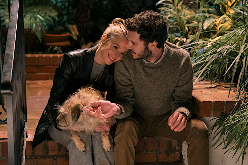 Kristen Bell als Joanne und Adam Brody als Rabbi Noah in einer Szene der Serie „Nobody Wants This“.
