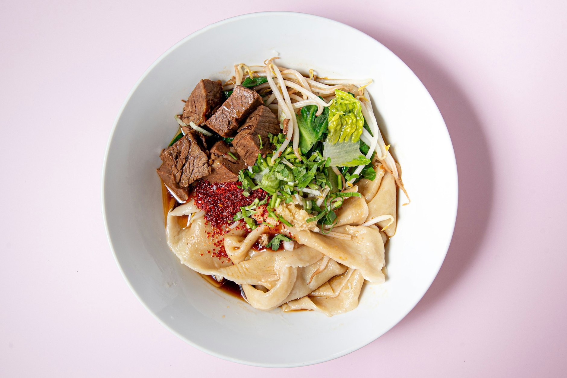 Nudeln von Wen Cheng in Kreuzberg. Die Schlange vor dem Lokal ist jeden Tag ein Ereignis.