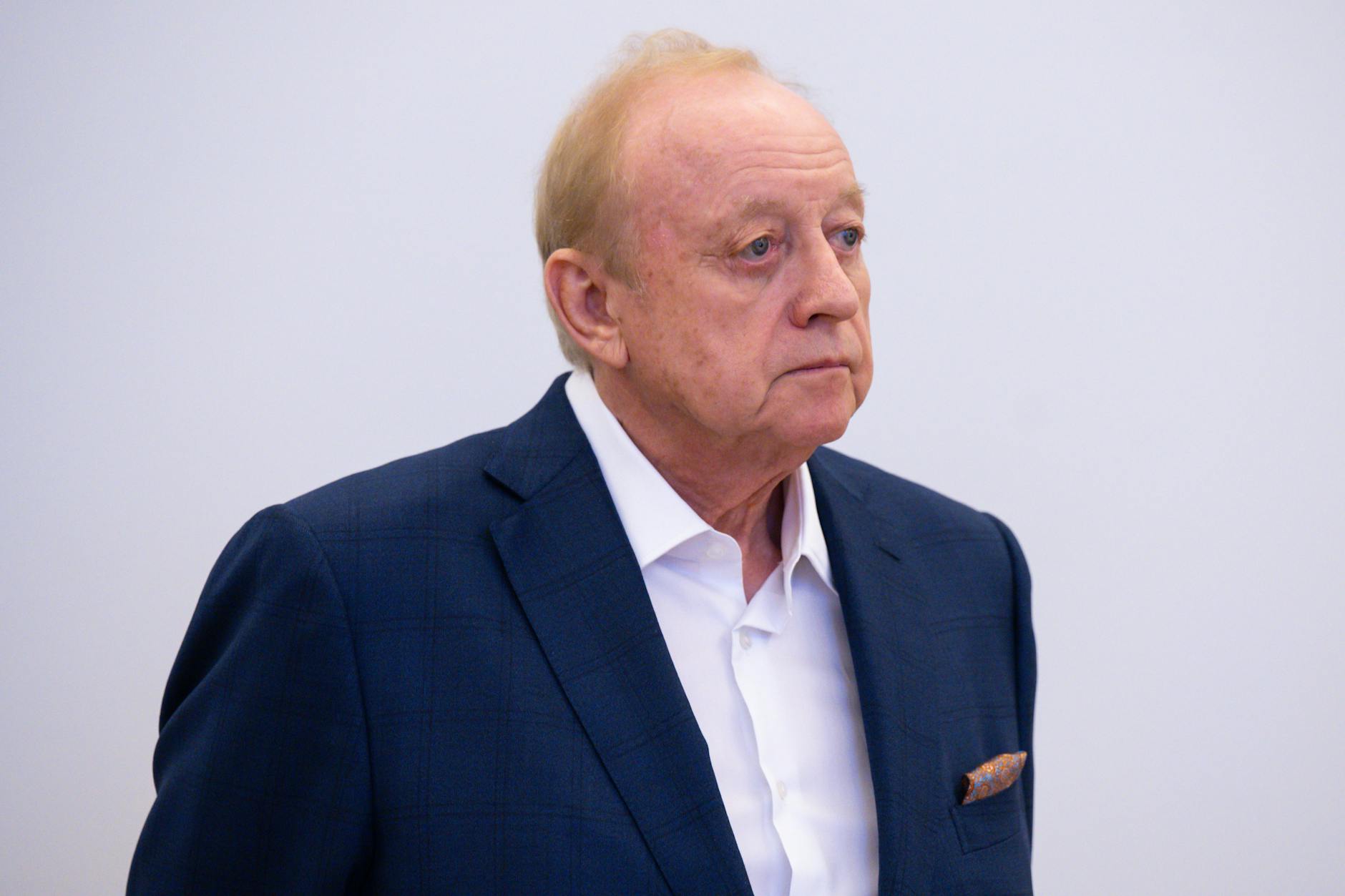 TV-Koch Alfons Schuhbeck als Angeklagter im Gerichtssaal. Die Staatsanwaltschaft hatte Schuhbeck wegen des Verdachts der Steuerhinterziehung angeklagt.