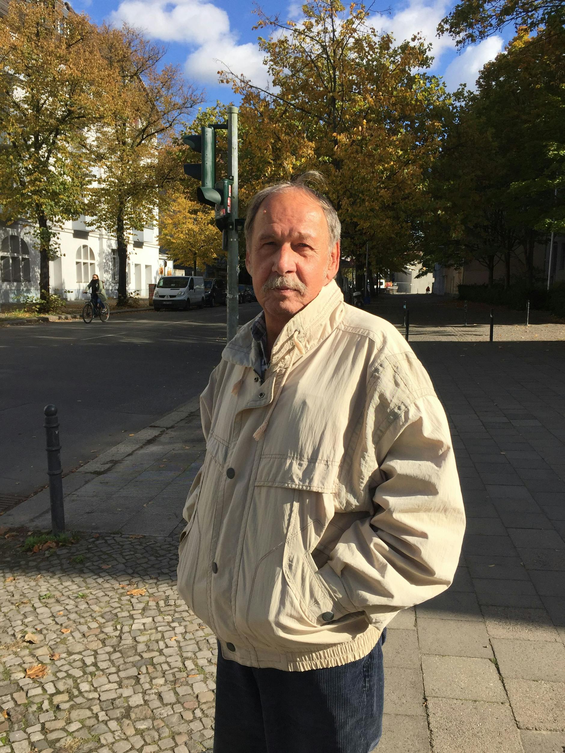 Ralph Binger lebt in dem Kiez und ist gegen den Poller.