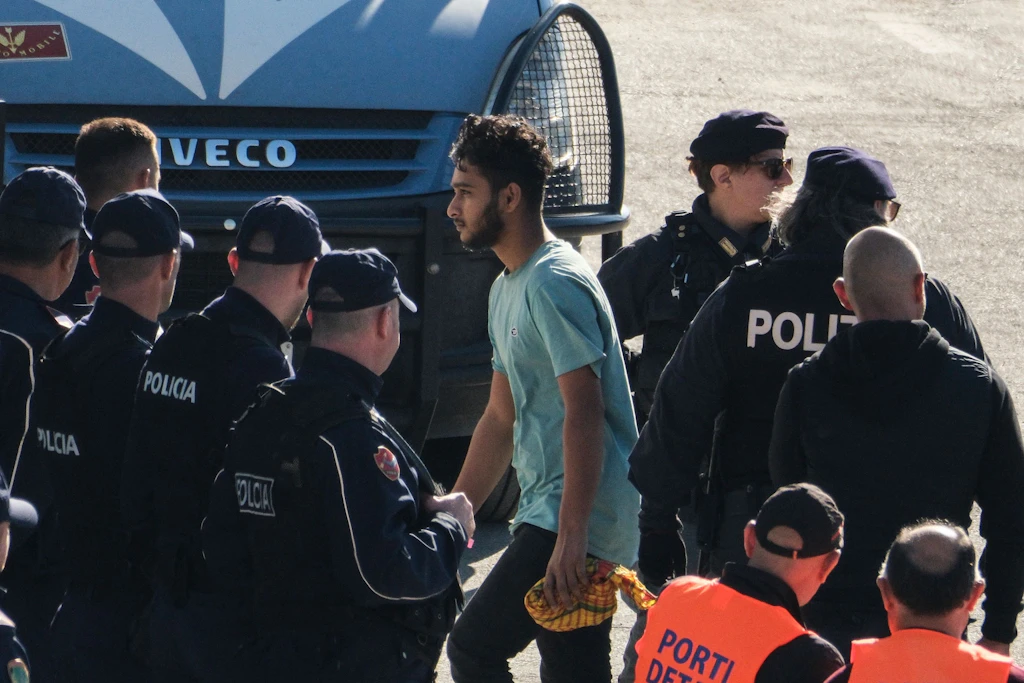 Erstes italienisches Schiff mit Migranten in Albanien angekommen