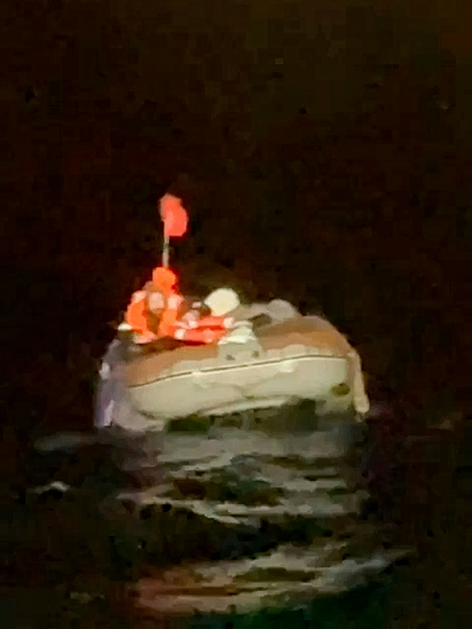 Das Bild aus dem Video zeigt den Michail Pitschugin in dem havarierten Schlauchboot.